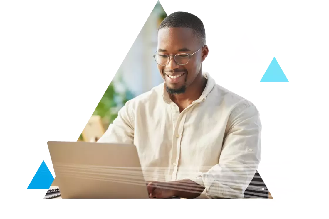 Homme sur un pc