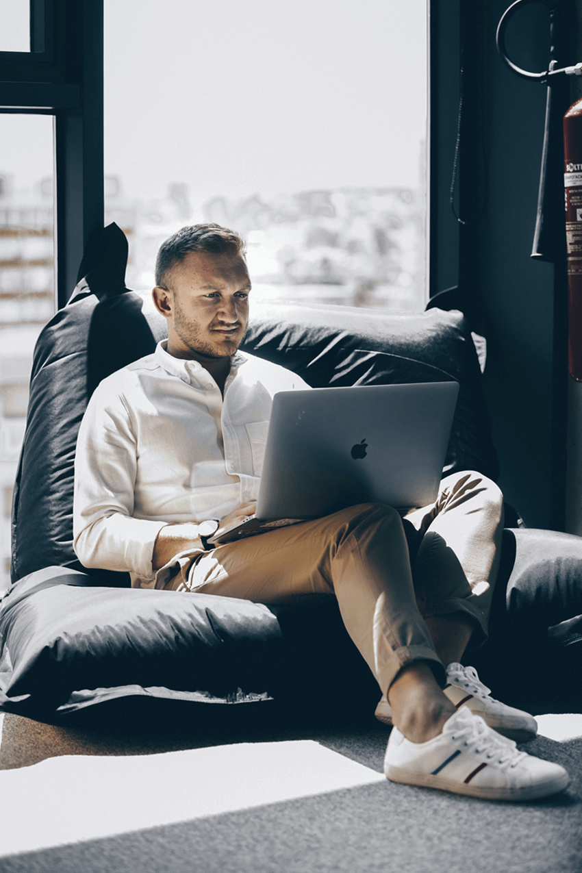 teletravail-canape-homme